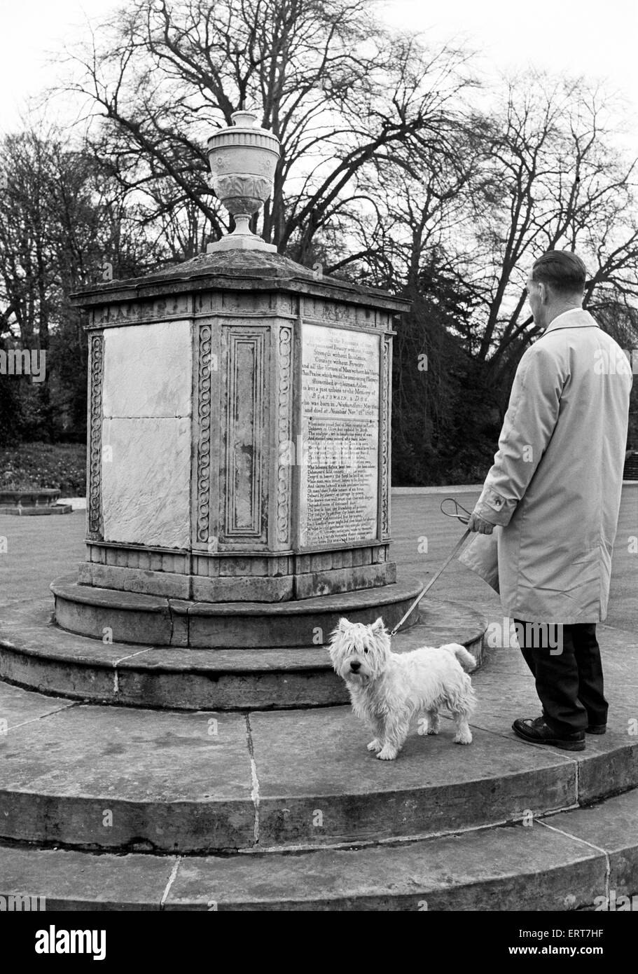 La tumba de Boatswain, Lord Byron de su perro, en Newstead Abbey. La tumba  posee una inscripción del poema "epitafio a un perro." Nottinghamshire.  Circa 1969 Fotografía de stock - Alamy
