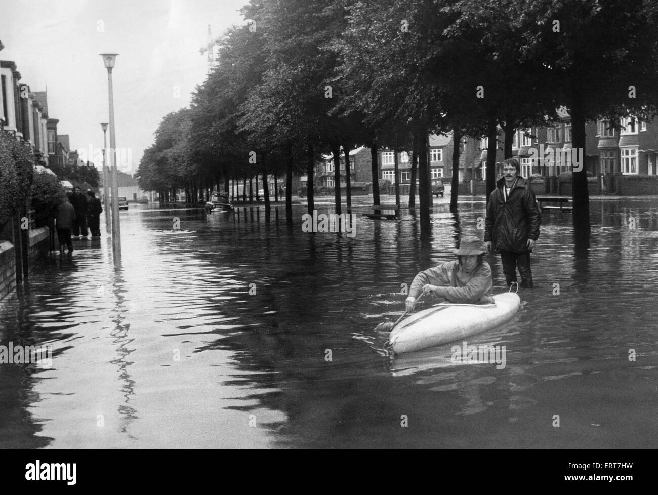 David Baker de Croydon Road Middlesbrough ha encontrado una manera de vencer las inundaciones barriendo la región. El 14 de agosto de 1971 Foto de stock