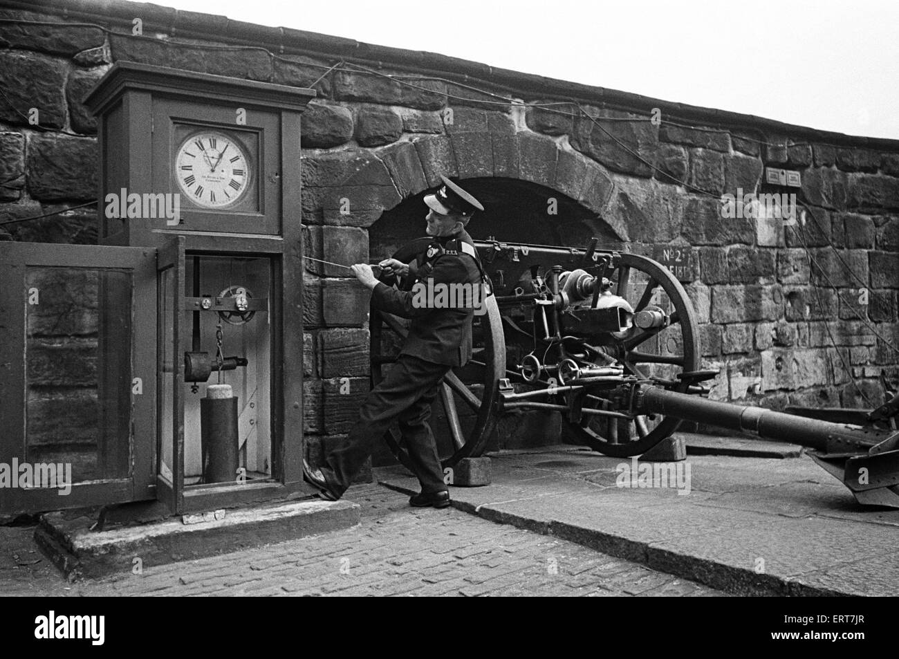 El One O'Clock Gun o pistola de tiempo, en el Castillo de Edimburgo. Es una señal horaria, dispararon cada día a las 13:00, aparte del domingo, el Viernes Santo y el día de Navidad, circa 1945. Foto de stock