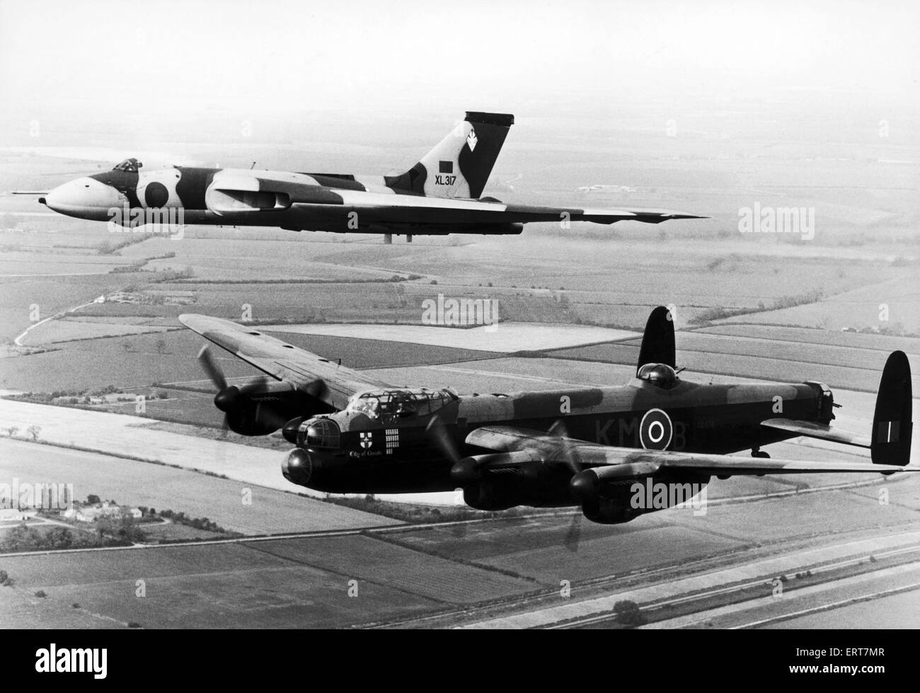 Bombardero Avro Lancaster vuelo conmemorativo sobre el Derwent Dam, visto aquí acompañado por un Avro Vulcan durante el Coventry Baginton aire en pantalla. De agosto de 1977. Foto de stock