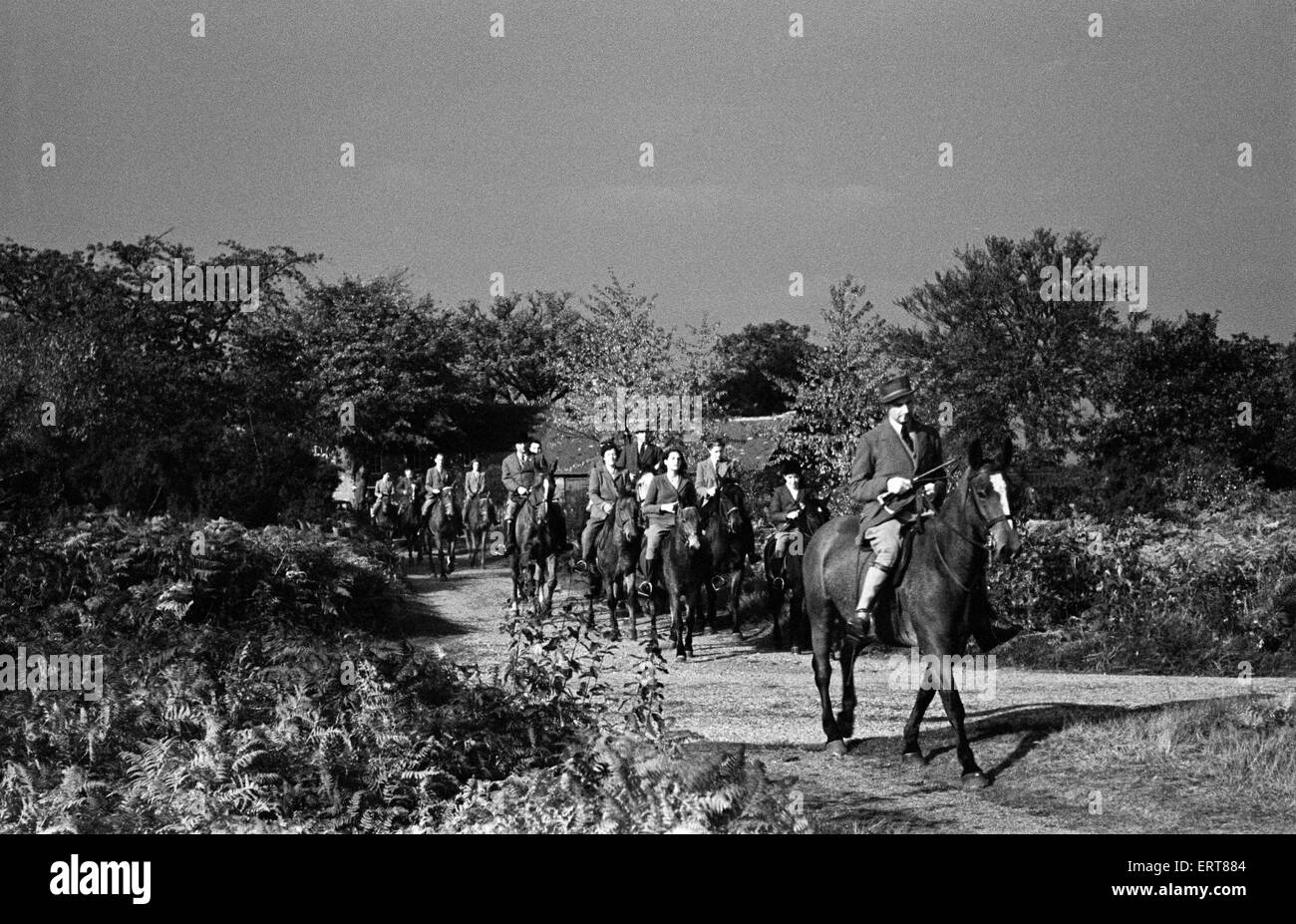 Excursiones a caballo en Beaconsfield, Buckinghamshire. Circa 1946. Foto de stock