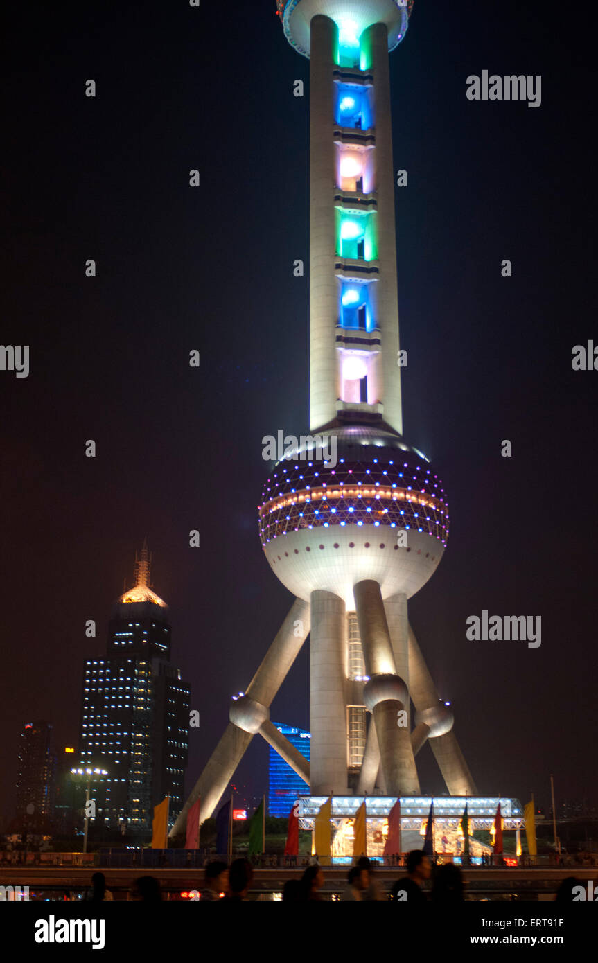 China, Shanghai Pudong, el distrito financiero de Lujiazui, la Oriental  Pearl Tower. El Oriental Pearl TV & Radio Tower es una torre de TV en  Shanghai, China. Su ubicación en la punta