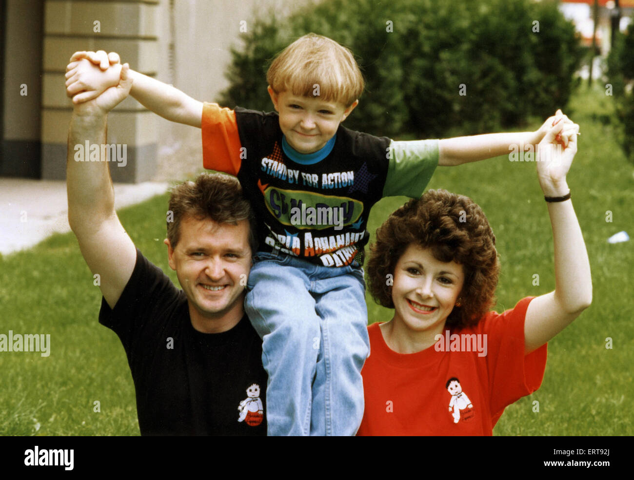 Six-Year-viejo Andrew Marmitón, que sufre de una deficiencia inmunológica, con sus padres, Michael y Lorena. El 24 de junio de 1993. Foto de stock
