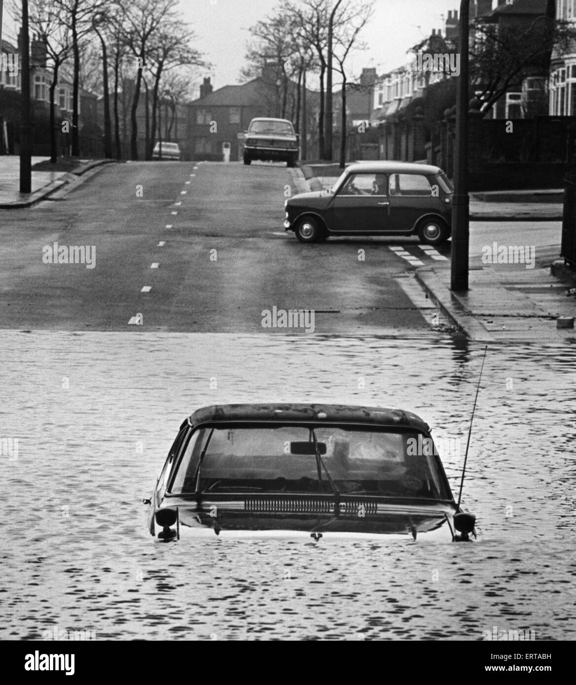 Hasta este punto y no más allá de los automovilistas que tuvieron que abandonar su coche en Borough Road Redcar tras intensas lluvias del 29 de marzo de 1979 Foto de stock