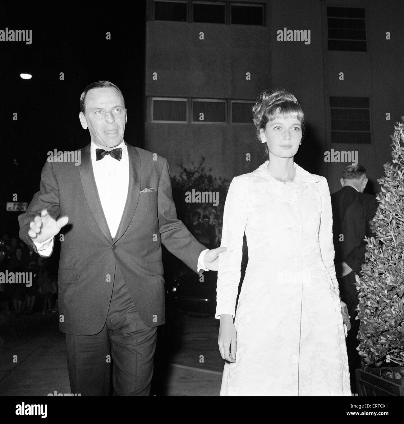 Frank Sinatra y Mia Farrow asistir celebrity cena para invitados de honor, la princesa Margarita y el Conde de Snowdon, el restaurante Bistro, Hollywood, California, EE.UU., lunes 8 de noviembre de 1965. Foto de stock