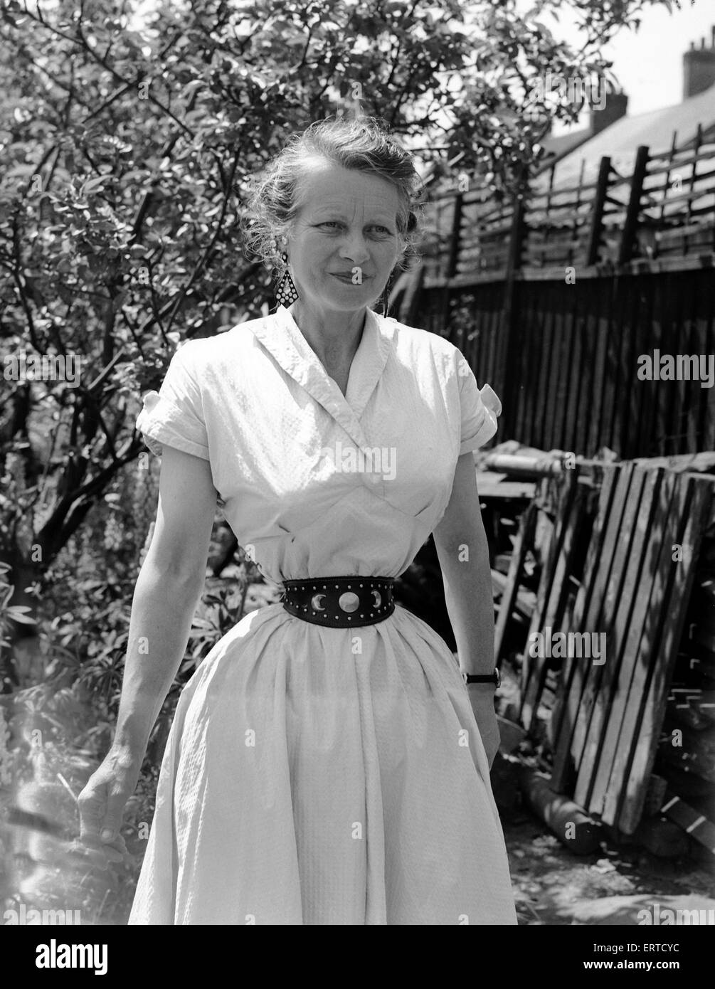 Ethel Granger muestra su cintura de 14 pulgadas, el más pequeño del mundo, en su ciudad natal de Peterborough. El 14 de junio de 1957. Foto de stock