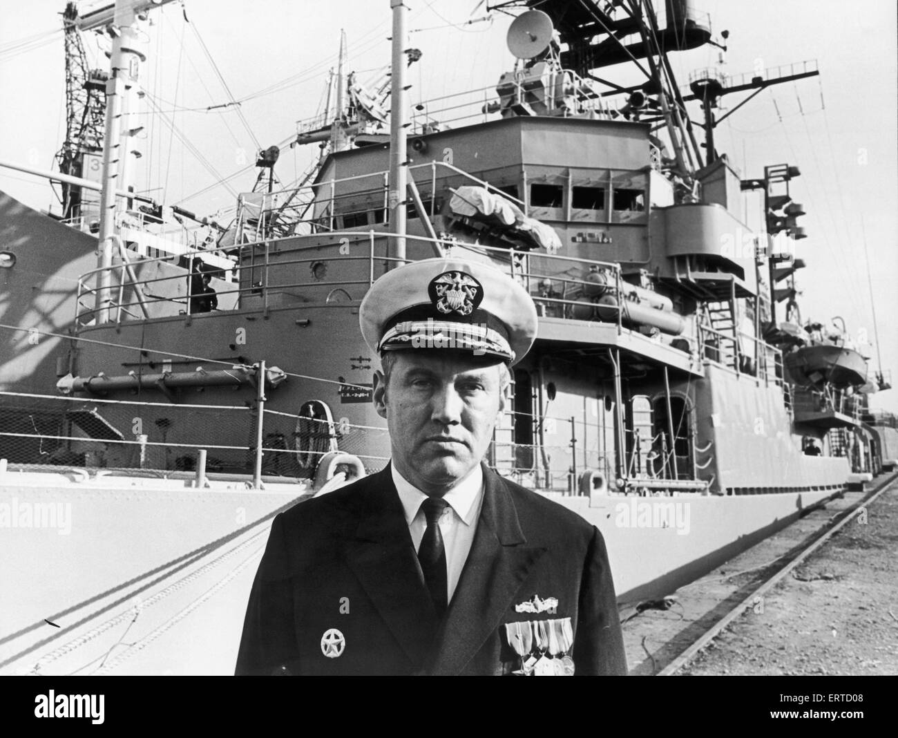 El Comandante Lloyd H Adams, capitán de la nave USS Barry Sherman destructor de clase que está de visita en Middlesbrough como parte del Festival del Capitán James Cook. 23 de octubre de 1978 Foto de stock