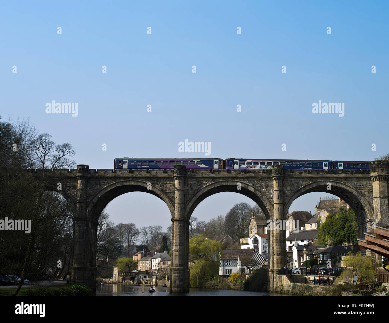 Dh Knaresborough viaducto KNARESBOROUGH viaducto de Tren North Yorkshire Reino Unido sobre el río Nidd en Knaresborough Foto de stock