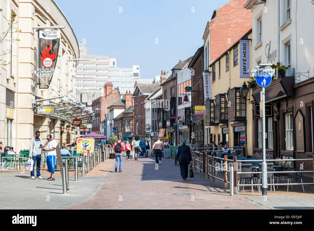 La gente en el área peatonal del centro de la ciudad de Nottingham, con muchos cafés y restaurantes populares. Forman Street, Nottingham, Inglaterra, Reino Unido. Foto de stock
