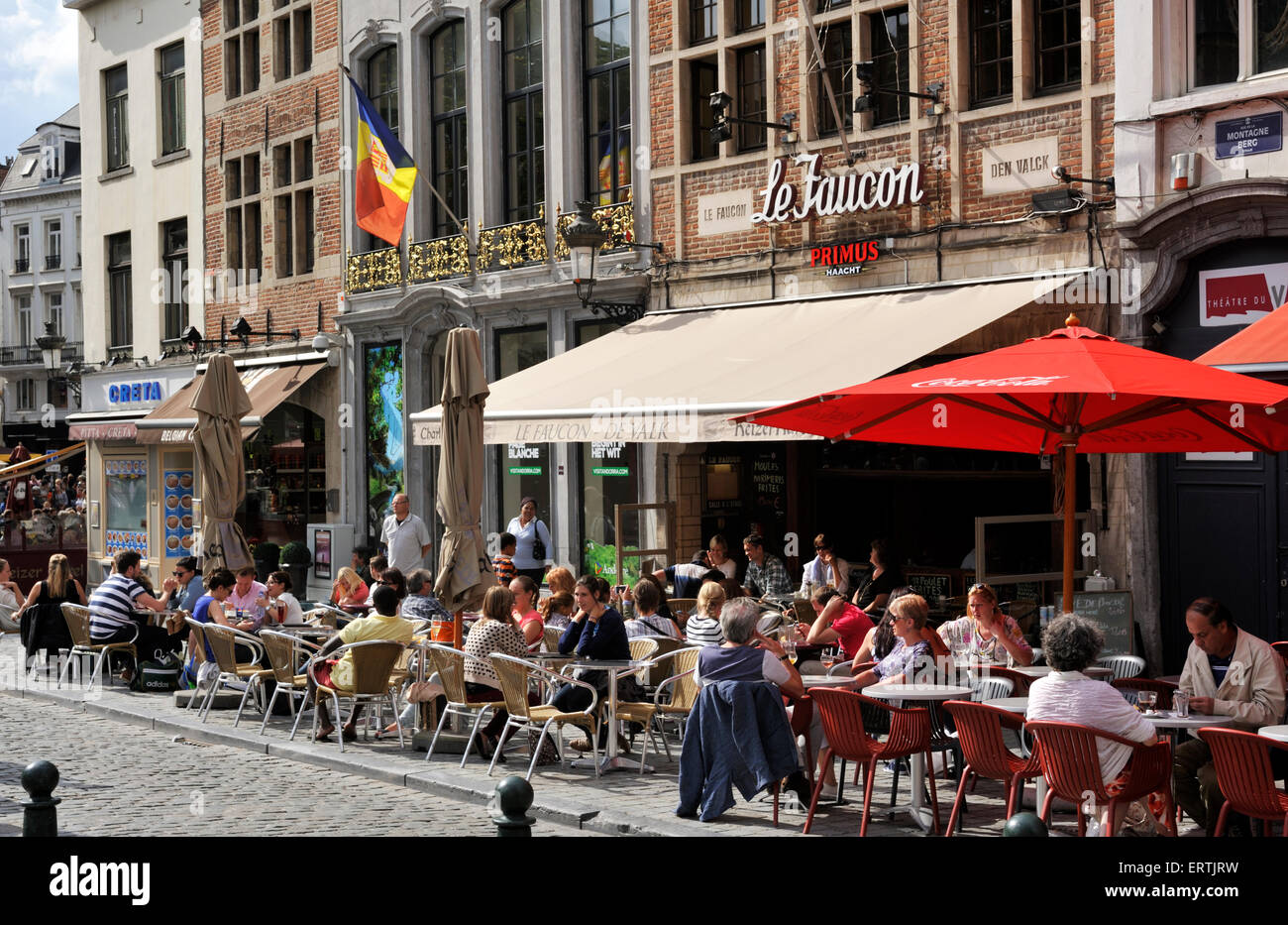 Bélgica, Bruselas, rue de la montagne, café al aire libre Foto de stock