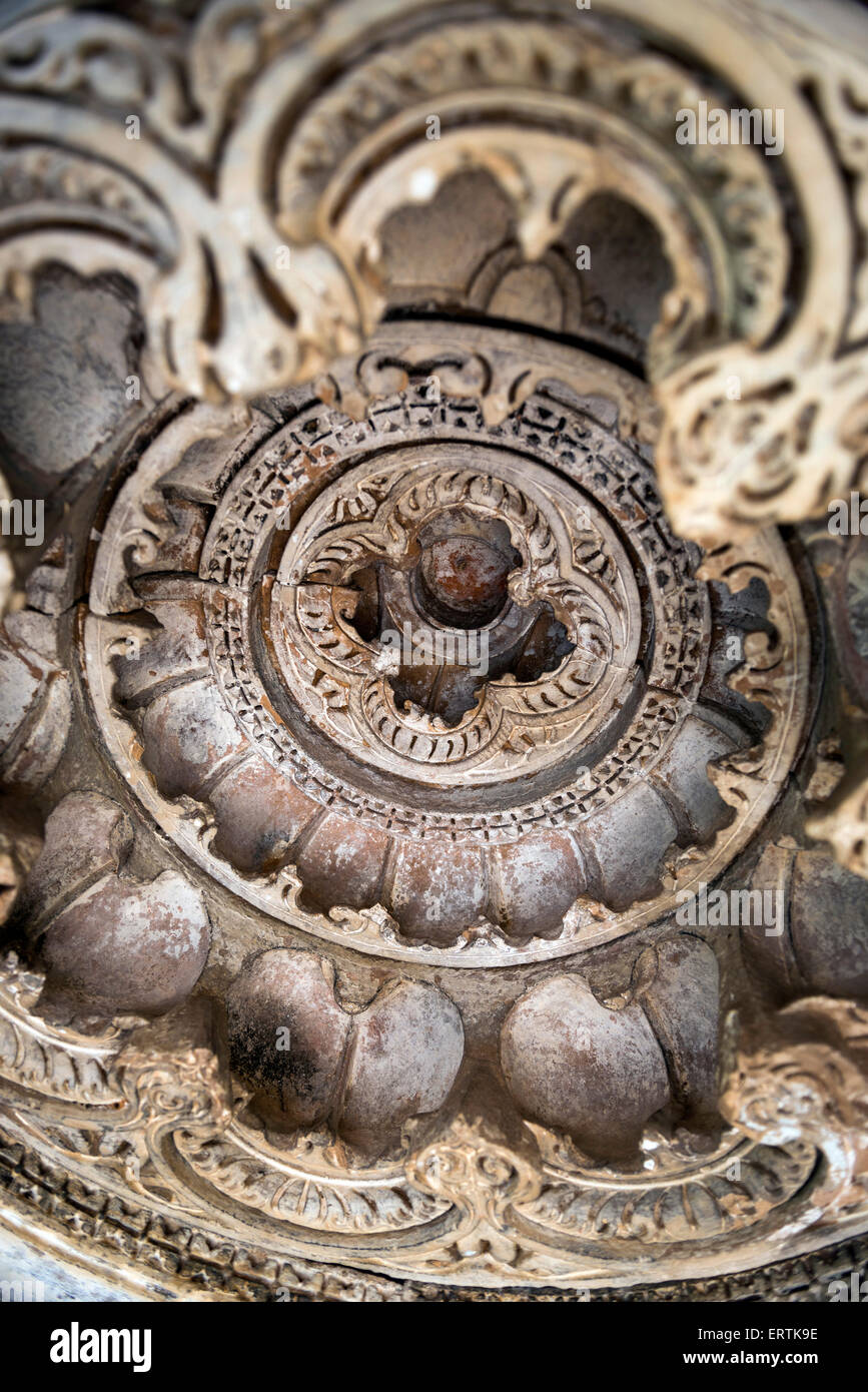 Techo ornamental esculpido en un templo hindú en Khajuraho, Madhya Pradesh, India Foto de stock