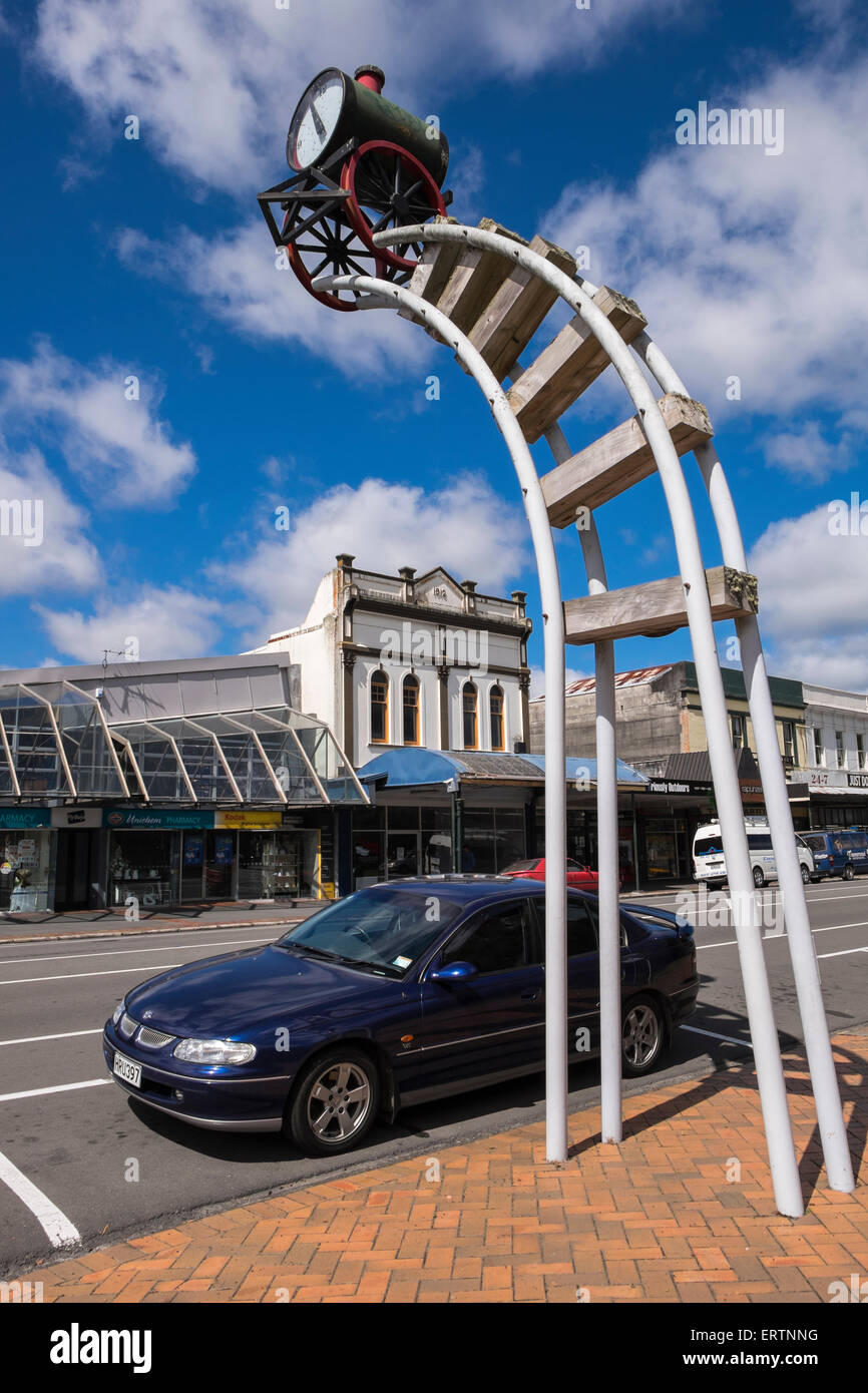 Reloj de ferrocarril en espiral en la calle principal en Tauramouru, Nueva Zelanda. Foto de stock