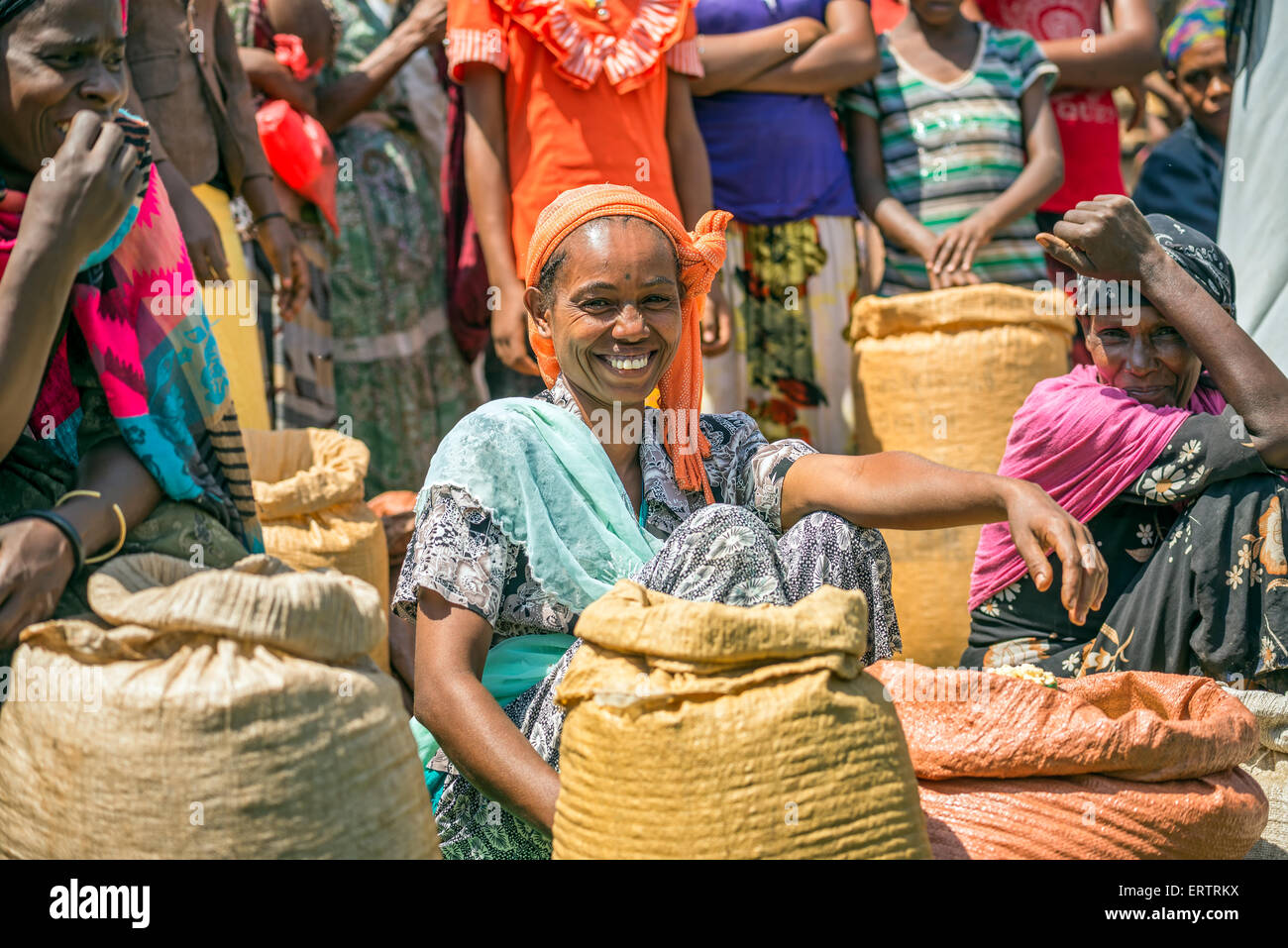 La mujer etíope vendiendo cultivos en un concurrido mercado local. Foto de stock