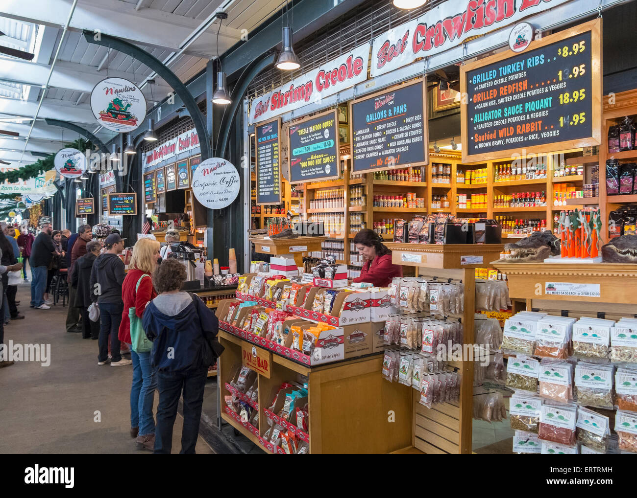 En el interior del Mercado Francés, New Orleans, Louisiana, EE.UU. Foto de stock