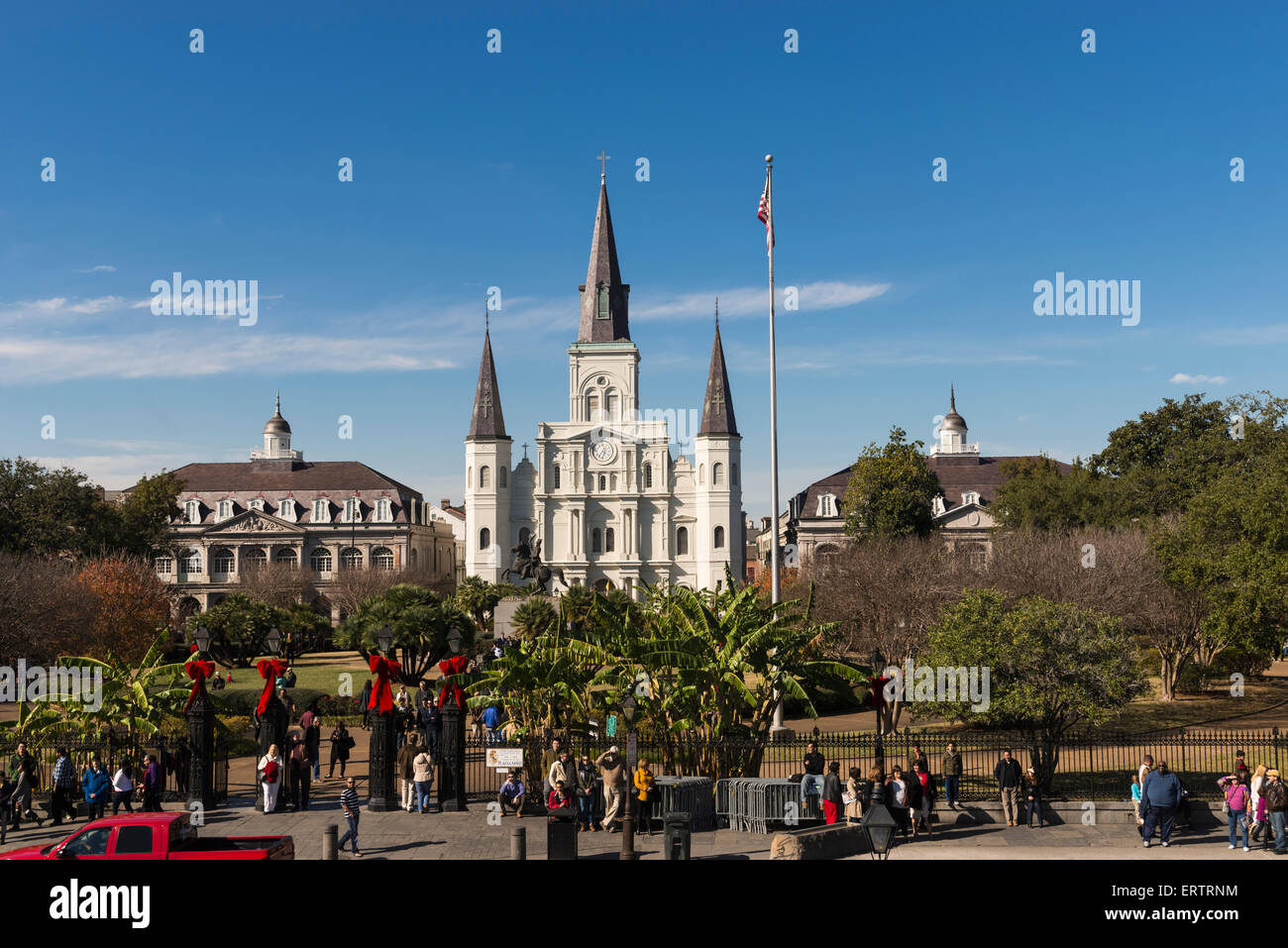 St Louis Cathedral, Jackson Square, en el Barrio Francés de Nueva Orleans, Louisiana, EE.UU. - con los turistas. Foto de stock