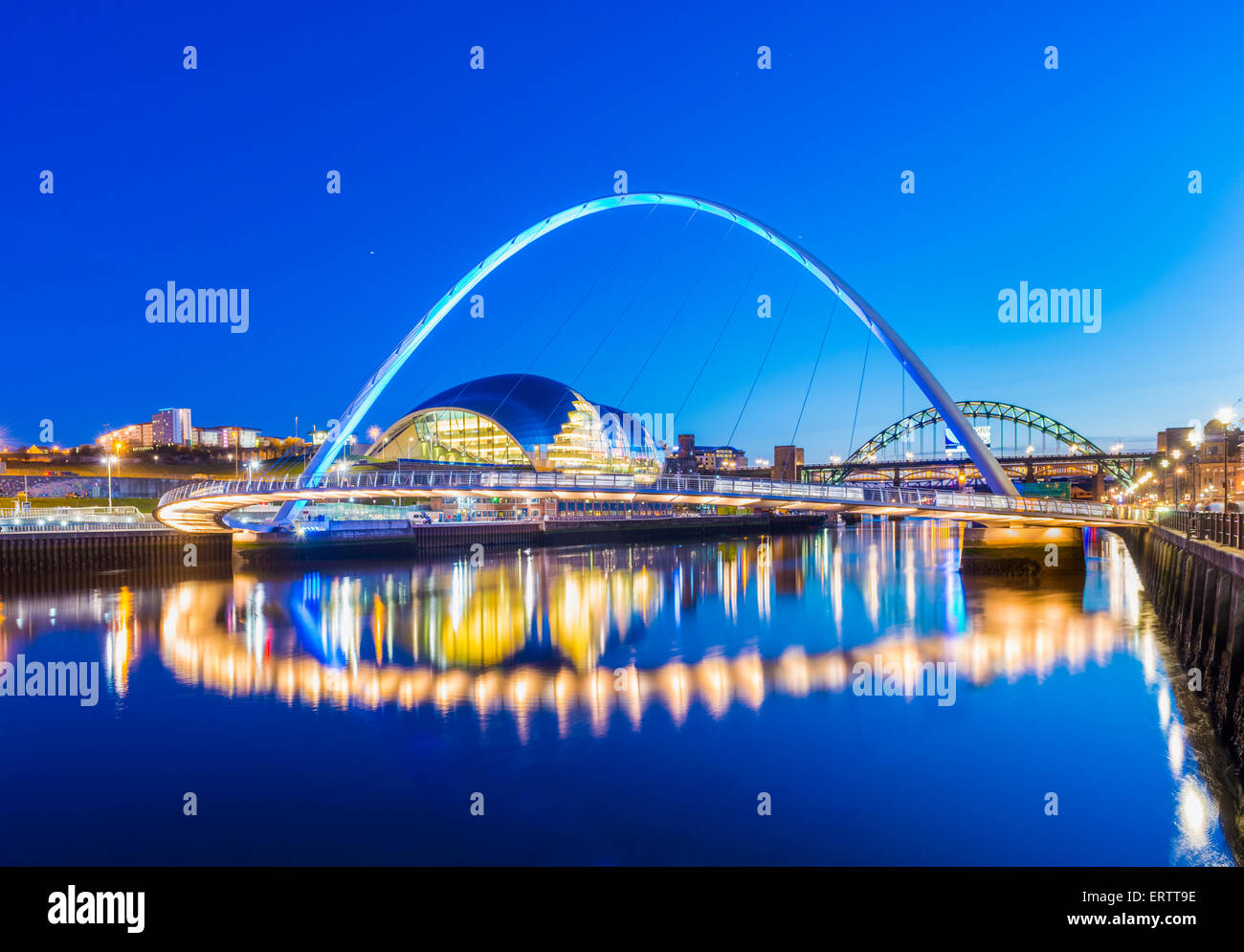 El puente Gateshead Millennium Bridge sobre el río Tyne, Gateshead, Tyne y desgaste, Inglaterra, Reino Unido. Foto de stock