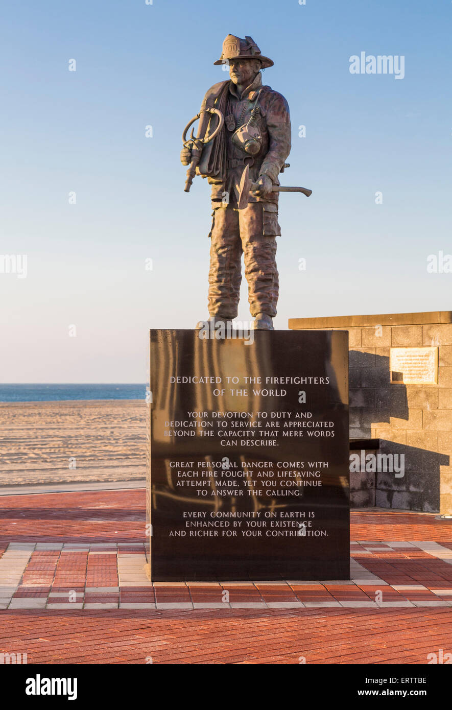 Estatua de bronce de bombero en el monumento a los bomberos que perdieron sus vidas el 11 de septiembre instalado en Ocean City, Maryland, EE.UU. Foto de stock