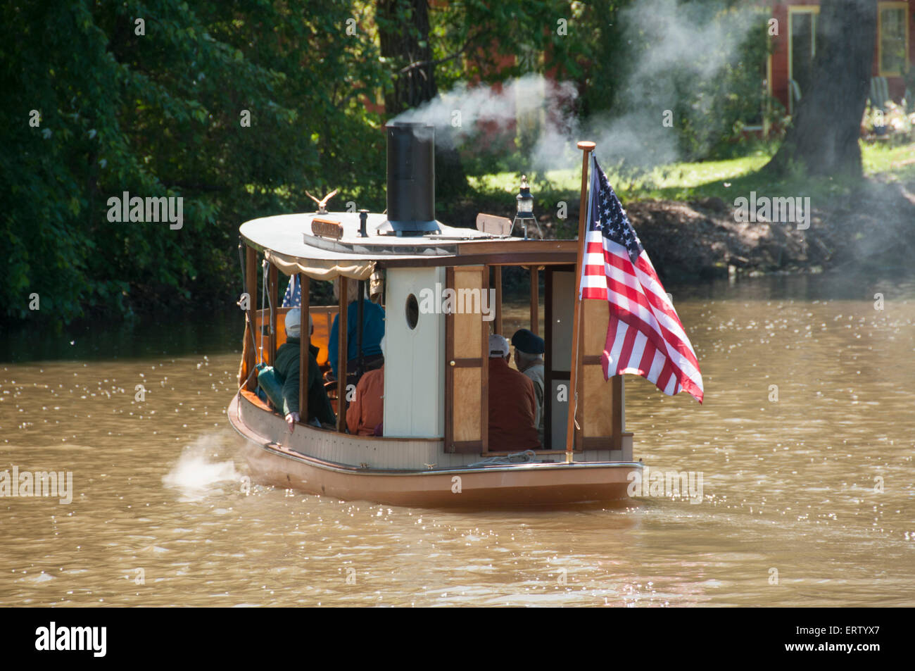 Barco de vapor en el Canal Erie. Foto de stock