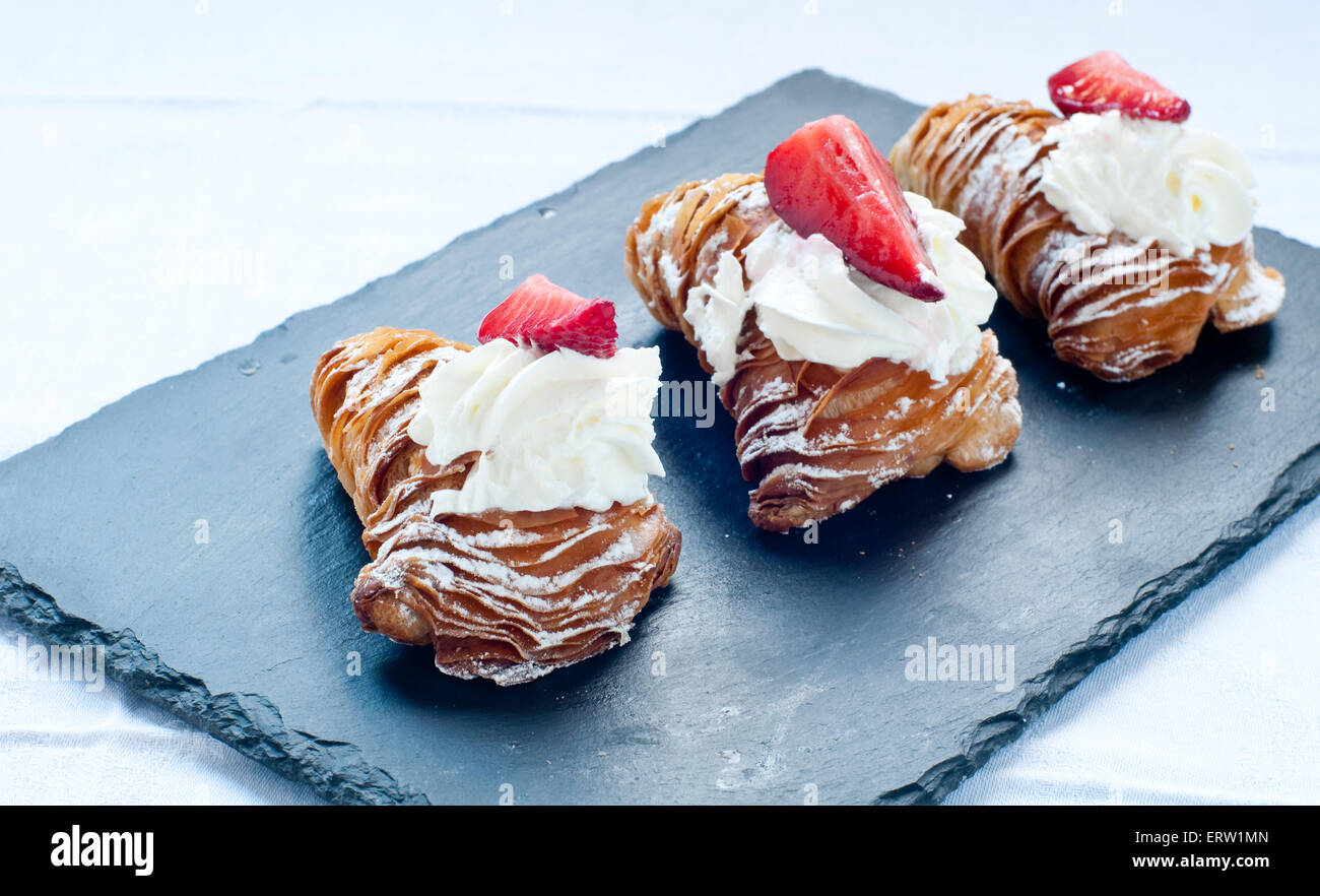 Dulce típico italiano compuesto cannoli , baba y pasteles Fotografía de stock Alamy