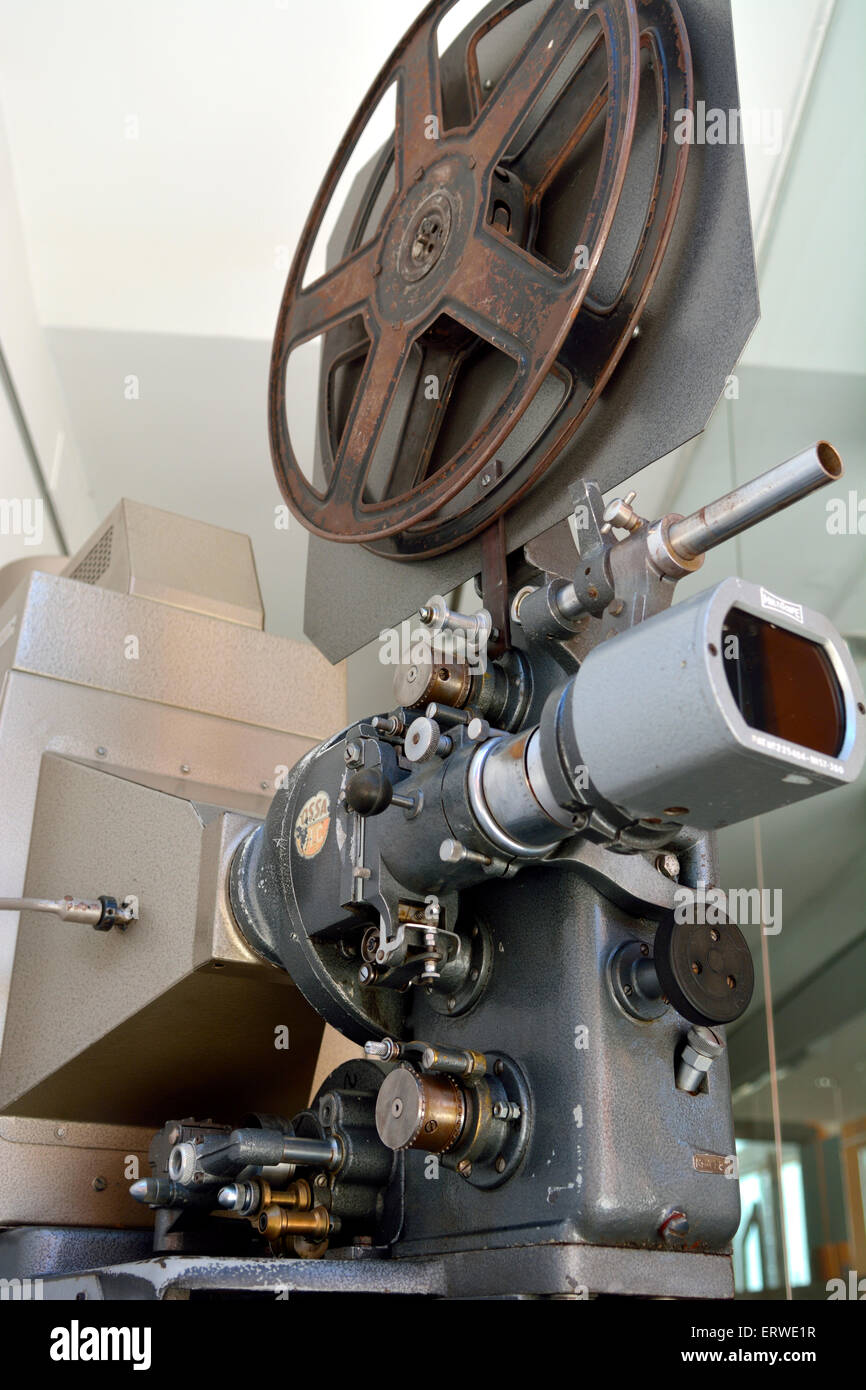 Viejo proyector de cine de 35mm fotografías e imágenes de alta resolución -  Alamy