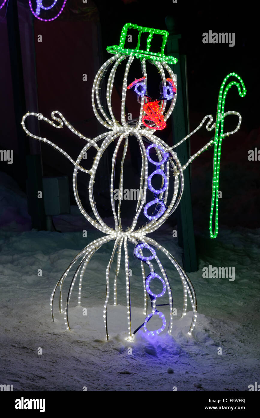 Un muñeco de nieve hecho de luces como parte de FestiLumiere en la Ciudad de Quebec Carnaval de Invierno Foto de stock