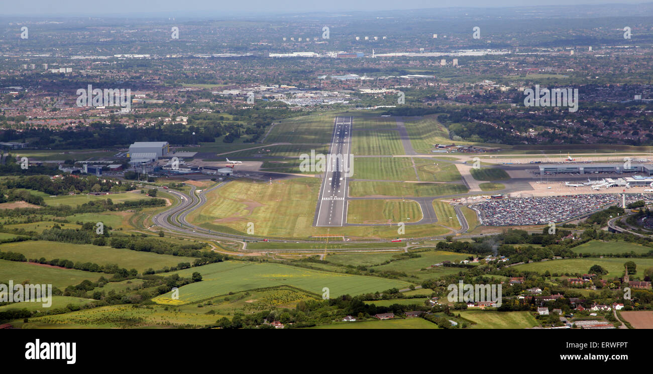 Vista aérea mirando hacia abajo el planteamiento pista de aterrizaje en el Aeropuerto Internacional de Birmingham, Reino Unido Foto de stock