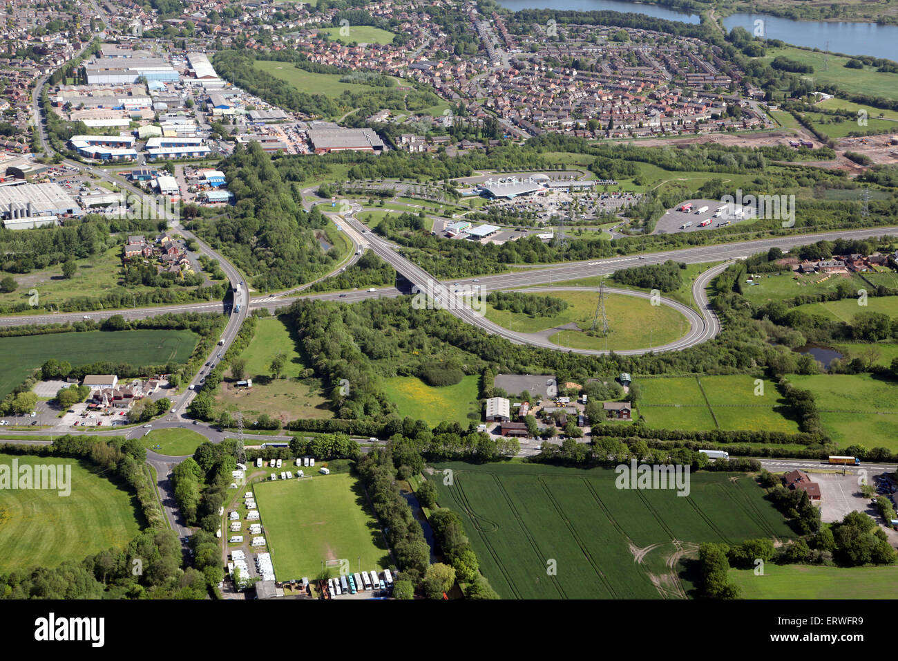 Vista aérea de la Norton bastones servicios en la carretera de peaje de la autopista M6 en Staffordshire, REINO UNIDO Foto de stock
