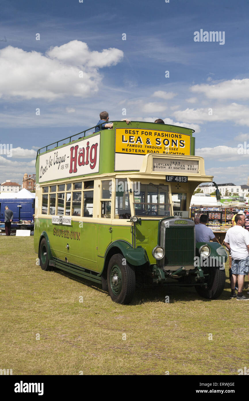 Autobús o autocar Vintage en un show en Southsea, Hampshire. Foto de stock