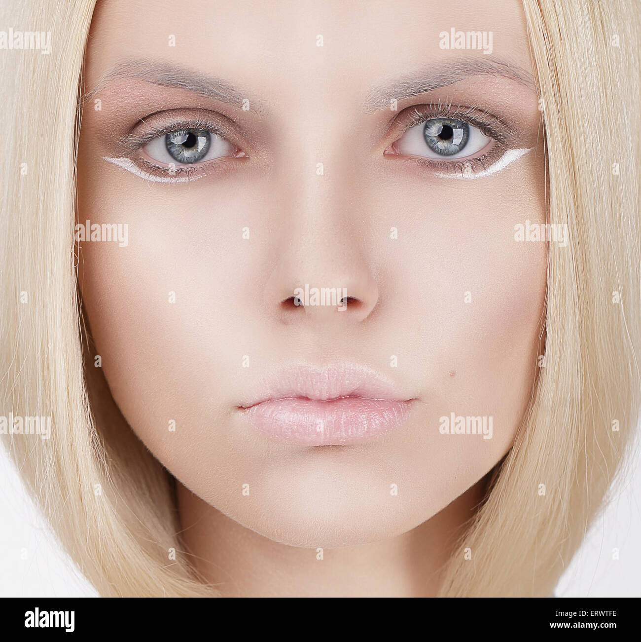 Closeup retrato de joven mujer rubia Foto de stock