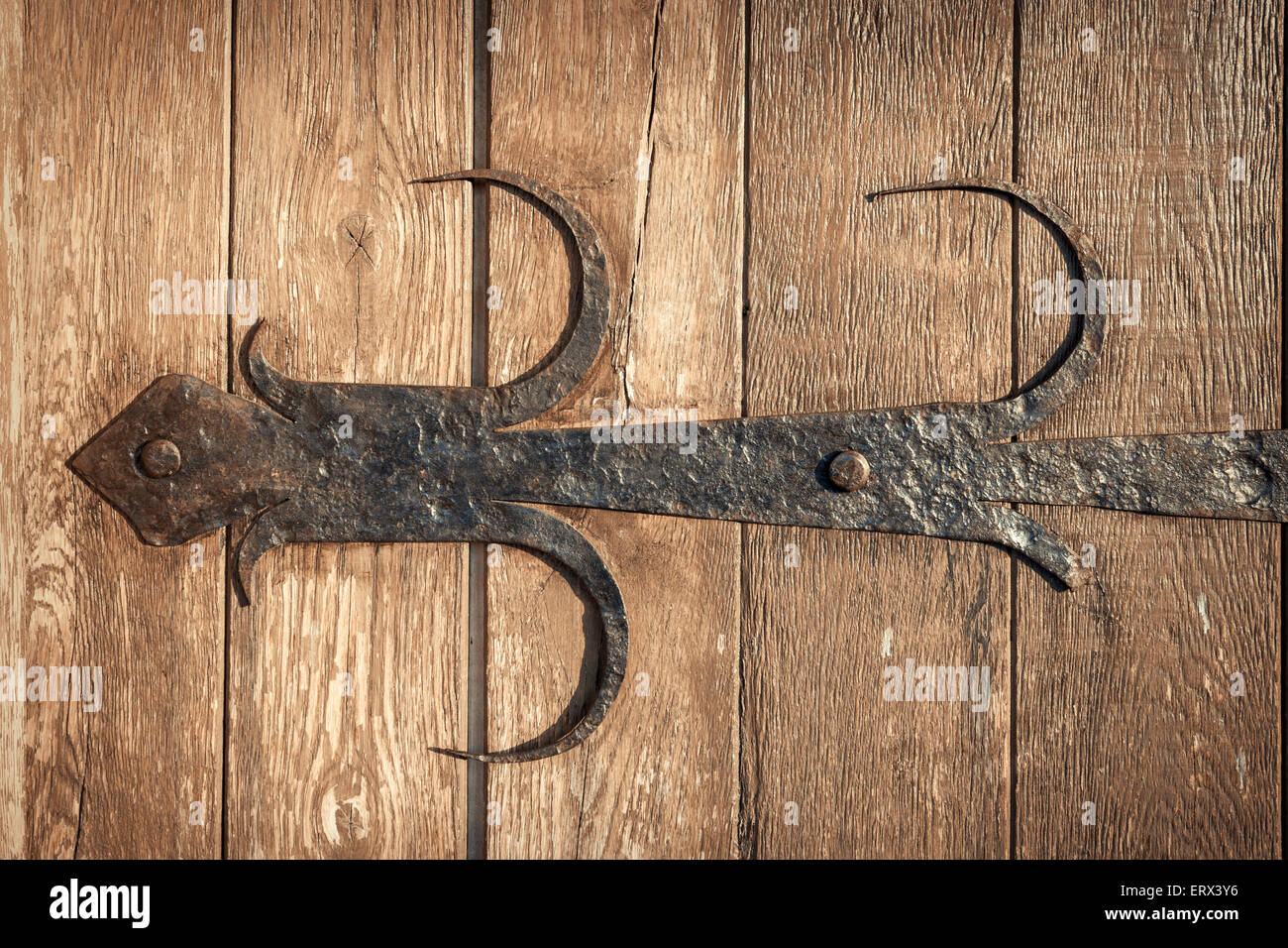 Oxidado viejo elemento decorativo y puerta de madera. Para el diseño de fondo Foto de stock