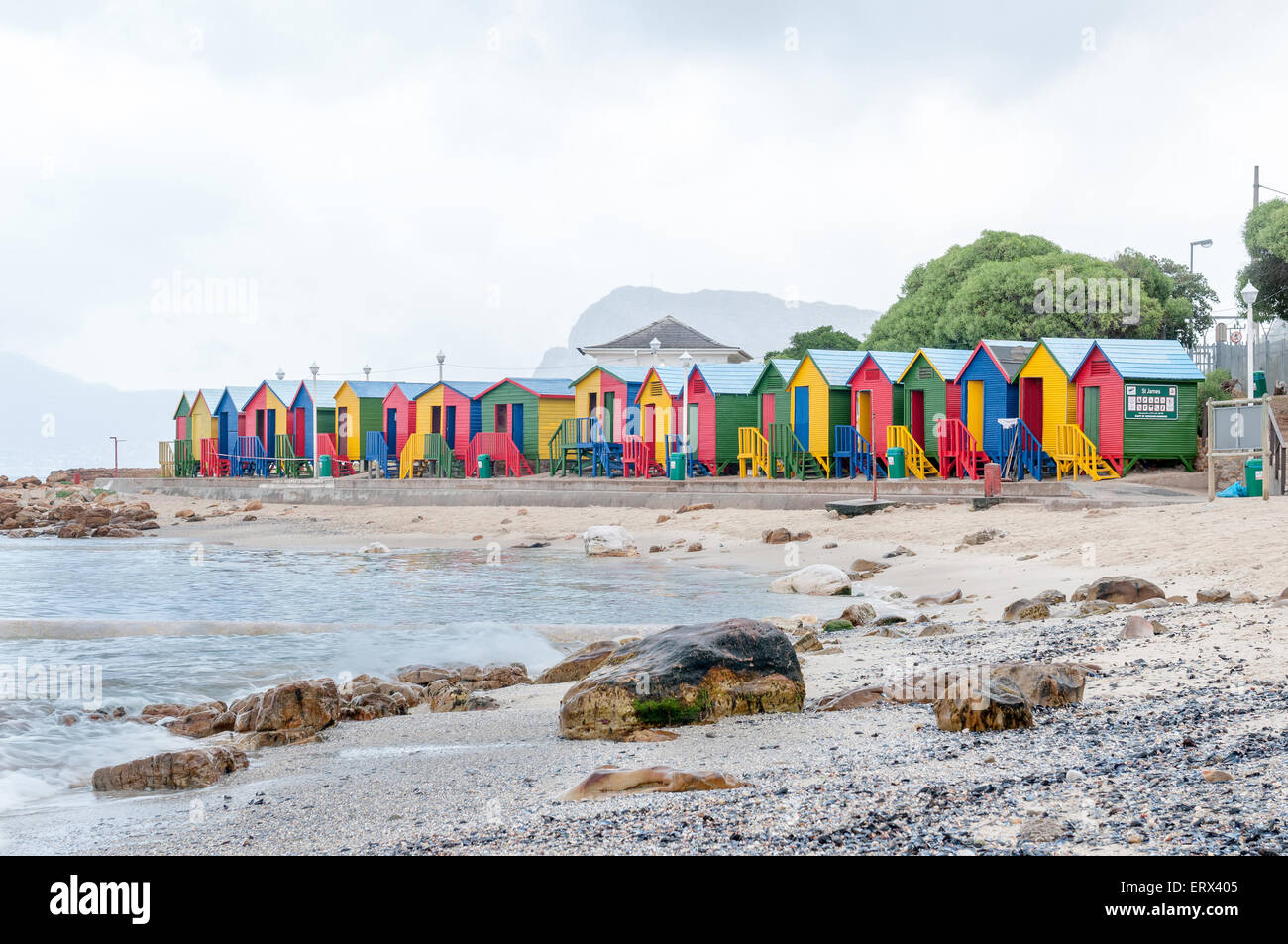 Multicolores de cabañas de playa en St. James Foto de stock