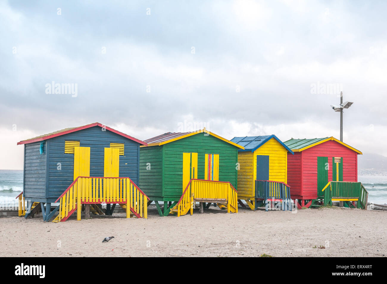 Cabañas de playa multicolor en Muizenberg en Cape Town, Provincia del Cabo Occidental de Sudáfrica Foto de stock