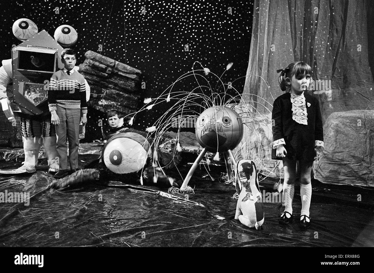 Dr Who Monster concurso organizado por la BBC Peter azul en el programa  infantil de la BBC Studio's. Presentación de imágenes de los concursantes  en la competencia. Circa 1967 Fotografía de stock 