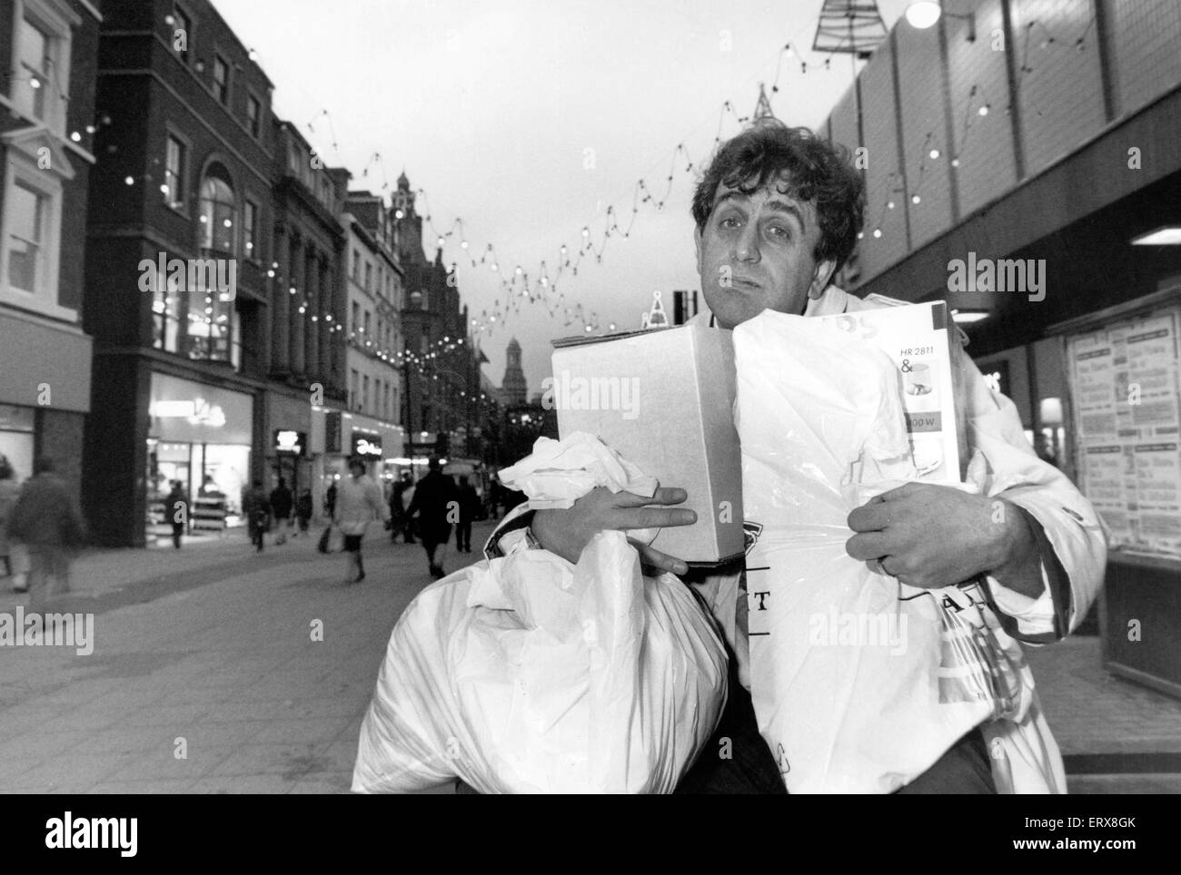 Eamon O'Neal, presentador de TV, Abasteciendo Arriba para Navidad en Granada TV, presenta una serie de programas semanales para ayudar a lidiar con la festiva fiasco, foto, Church Street, Liverpool, el 30 de noviembre de 1992. Foto de stock