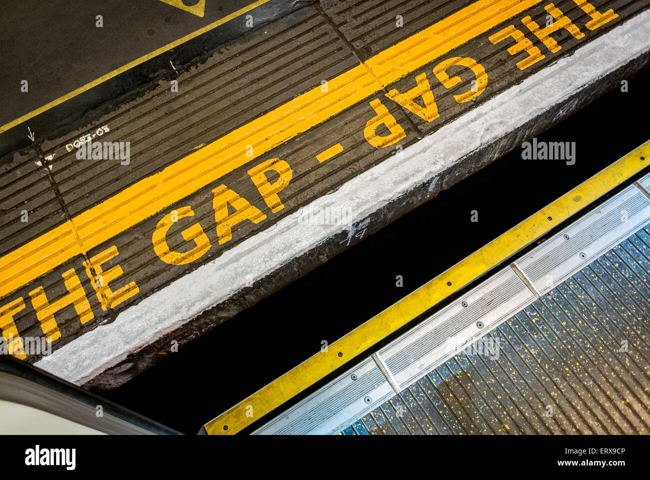 La brecha señal de advertencia sobre la plataforma del metro de Londres. Foto de stock