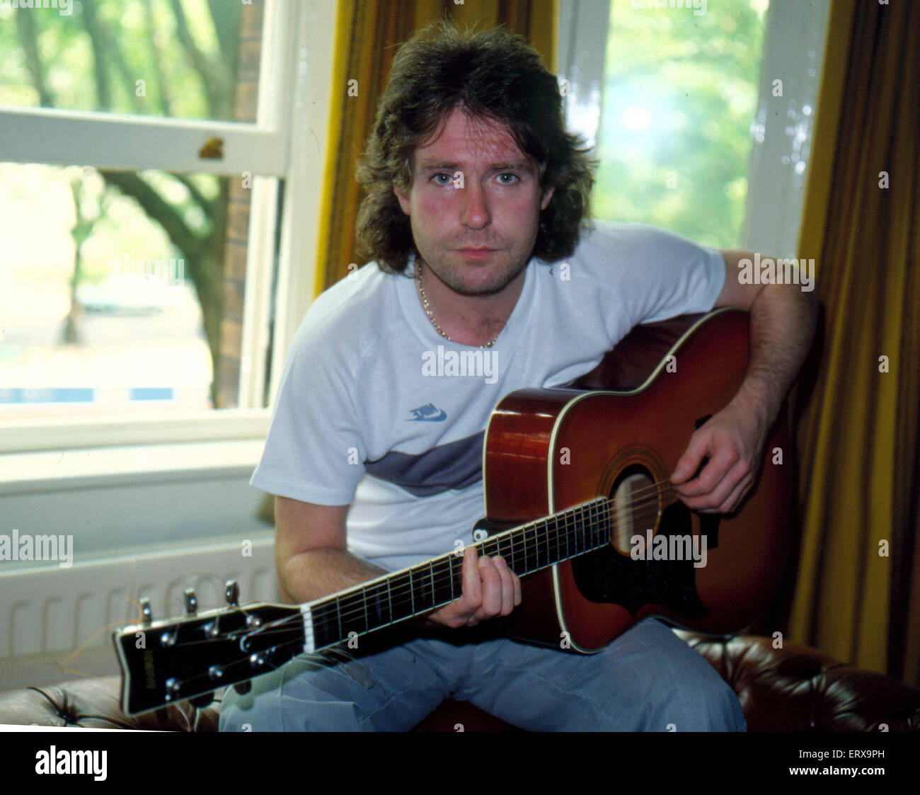 Frankie Miller con su guitarra. De noviembre de 1981. Foto de stock