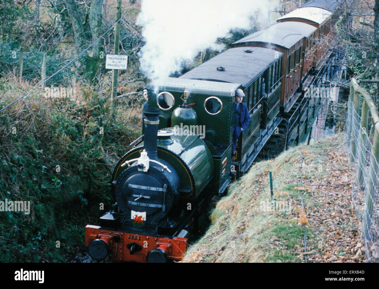 Tren de vapor en el Talyllyn Railway Line que corre a 7.25 millas de Tywyn en la costa a Nant Gwernol Mid-Wales cerca de la aldea de Abergynolwyn, ilustrada por delante de la estación del cuarto Rolt rally de vehículos antiguos que se celebró cerca de la principal estación de muelle en Tywyn. El 11 de febrero de 1992. Foto de stock