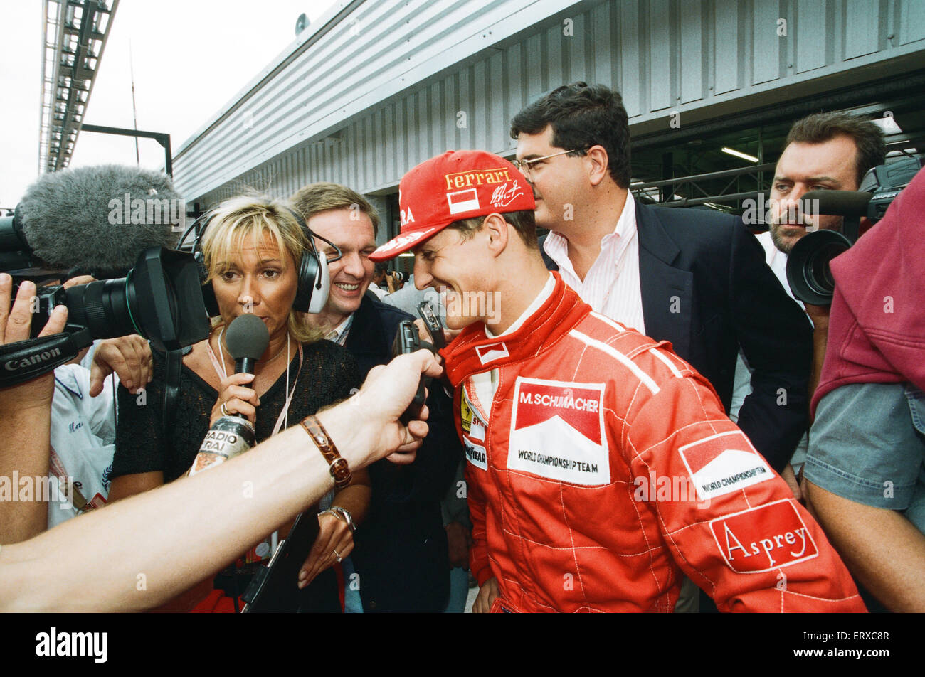 Michael Schumacher nació el 3 de enero de 1969, es un piloto de carreras alemán jubilado. Schumacher es siete veces Campeón del Mundo de Fórmula Uno y es ampliamente considerado como uno de los grandes pilotos de F1 de todos los tiempos.posee muchas de Fórmula Uno del conductor registros, incluyendo la mayoría de los campeonatos de victorias de carrera vueltas rápidas pole positions y más carreras ganadas en una sola temporada - 13 en 2004. En 2002 se convirtió en el único piloto en la historia de la Fórmula 1 para finalizar entre los tres primeros en cada carrera de la temporada y luego también rompió el record de más podios consecutivos. Según el sitio web oficial de la Fórmula Uno es Foto de stock