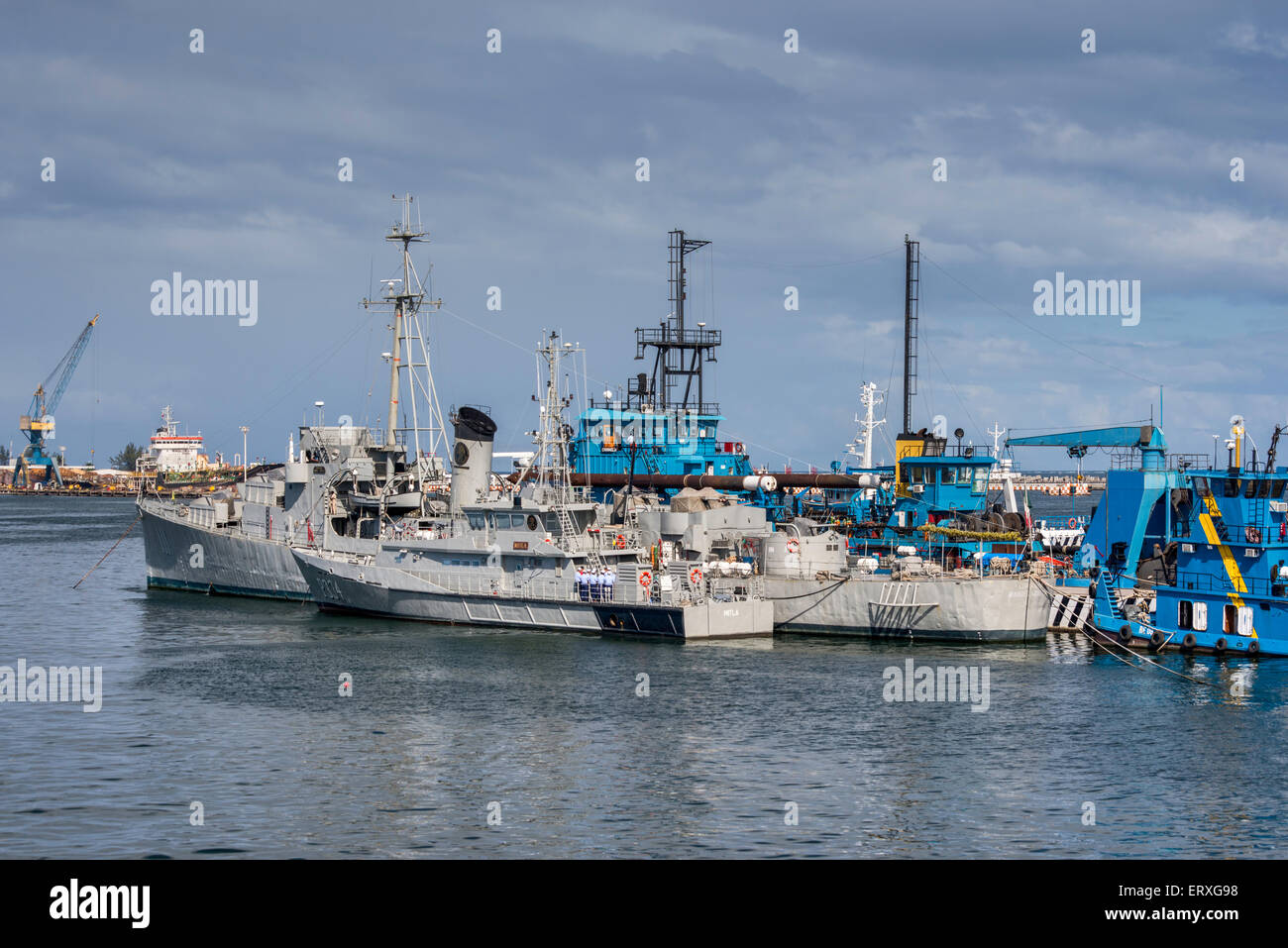 ARM Comodoro Manuel Azueta D111 destructor escolta, P334 Mitla bote patrullero, buques de guerra de la Armada de México en el puerto de Veracruz, México Foto de stock
