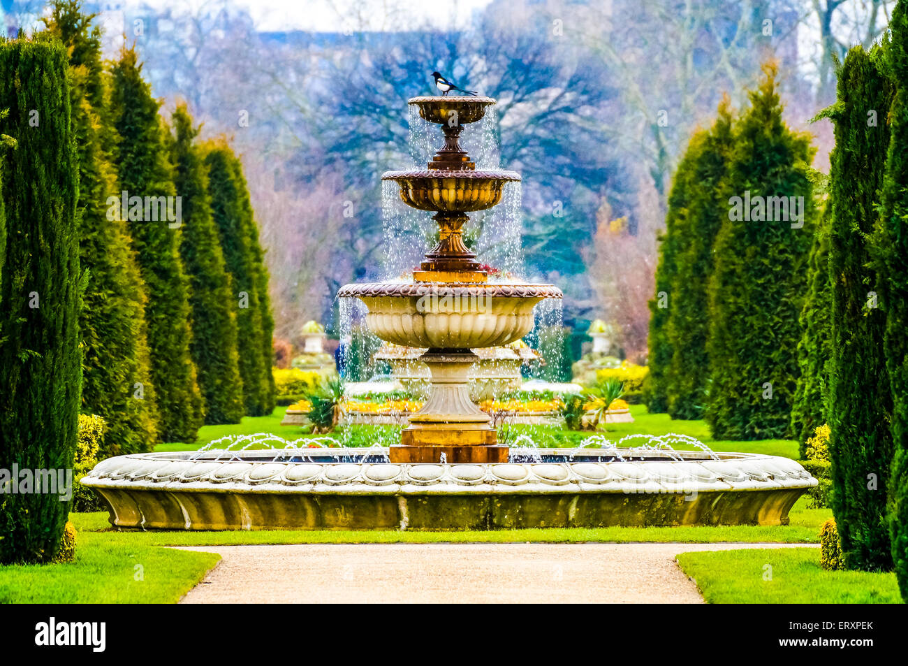 Elegante fuente con gotas de agua en el Regent's Park, Londres Foto de stock