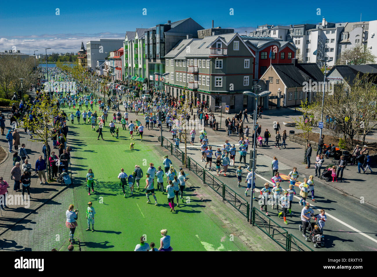 El color ejecutar, Reykjavik, Iceland. "Feliz 5k run en el planeta". Este fue el primer color ejecutar celebrados en Islandia, 6 de junio de 2015 Foto de stock