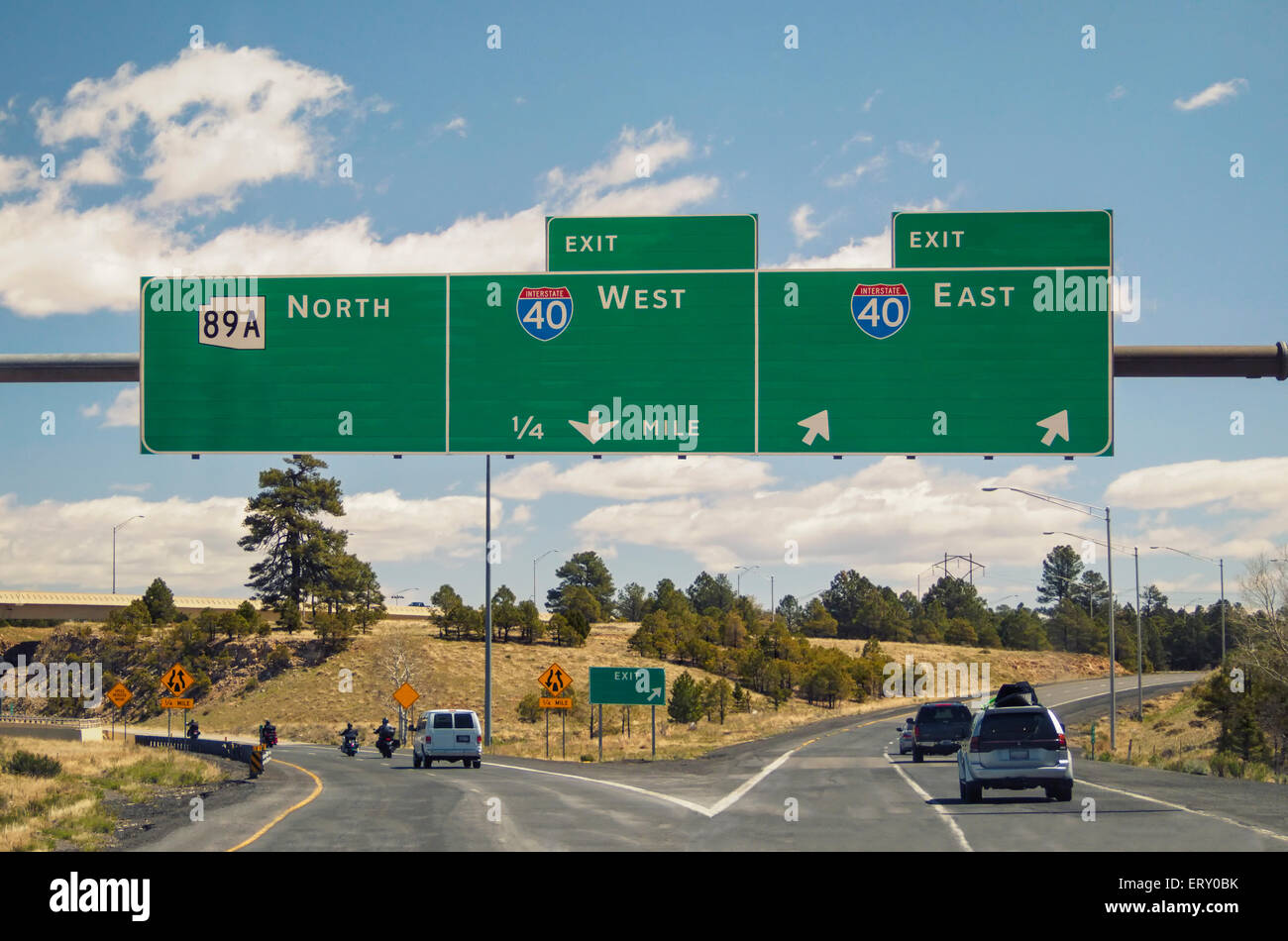 Vacía en blanco freeway signos en western US Highway copia espacio para sus mensajes de texto. Utilice Noticias MT Bold gótico para que coincida con el texto de firmar Foto de stock