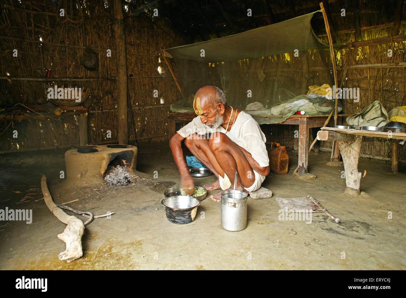 El hombre de profesión Pandit teniendo comida ; ; Ramagram Nepal NO SEÑOR Foto de stock