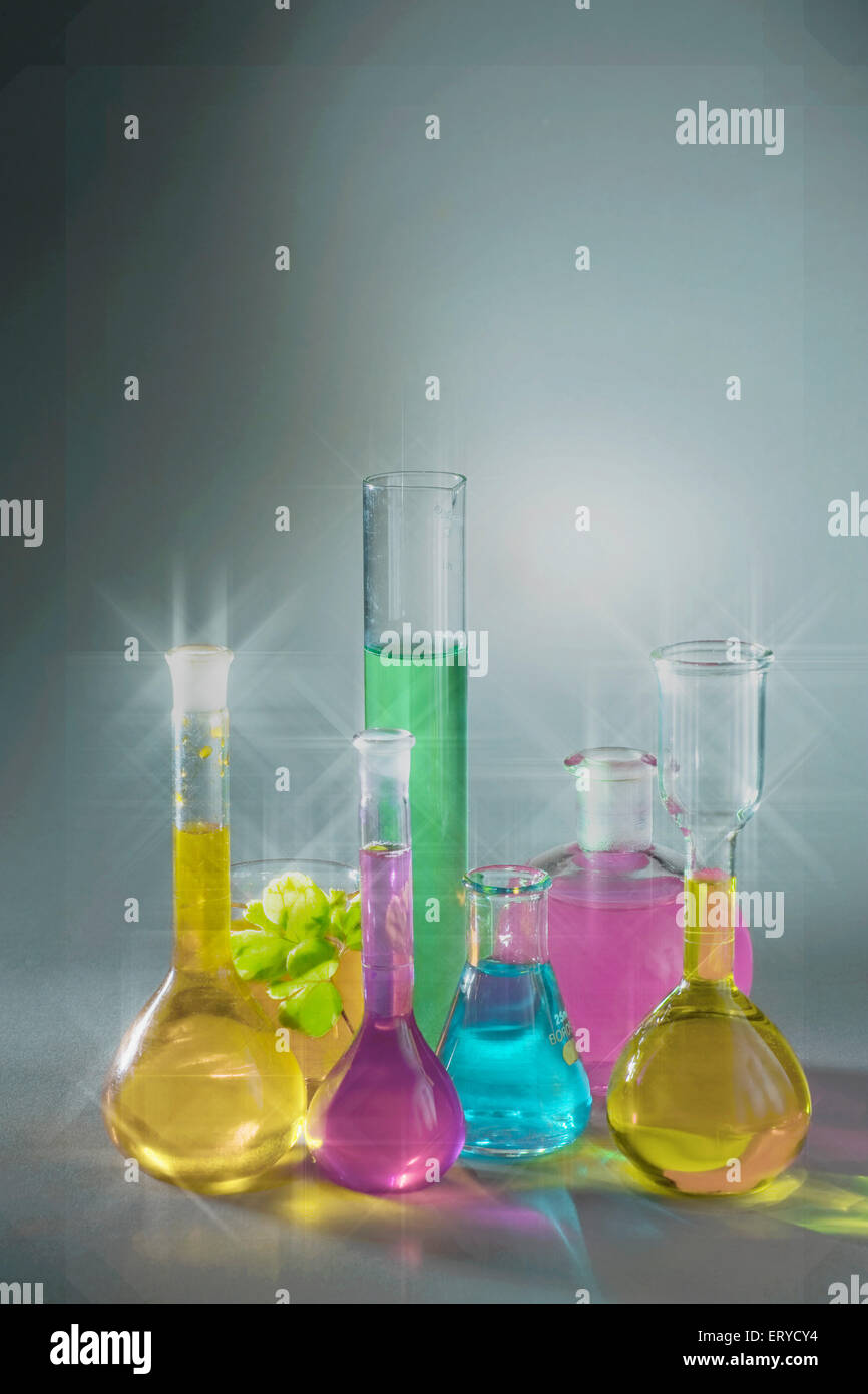 Productos químicos de colores aparatos de laboratorio de química, india, asia Foto de stock