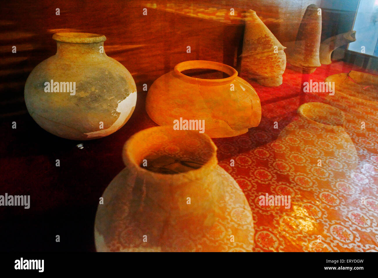 Artefactos excavados en museo; Patrimonio de la Humanidad de la UNESCO , lugar de nacimiento de Gautam Buddha ; Lumbini ; Nepal , asia Foto de stock