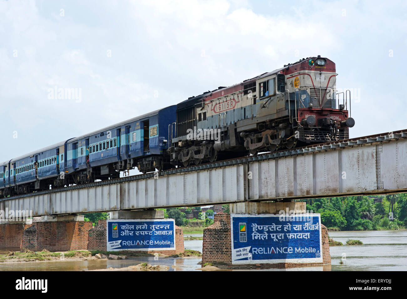 La explotación ferroviaria sobre el puente del río ; ; Bihar India Foto de stock