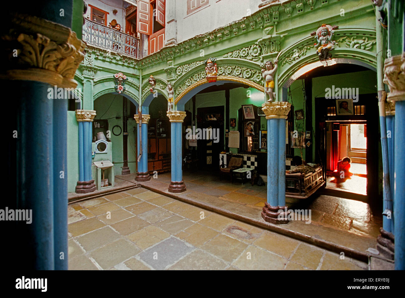 Sobre patrimonio arquitectónico ; CPA Piramal galería en Mumbai ; primer patio pintado Uttarsanda ; ; ; Gujarat India 1996 Foto de stock