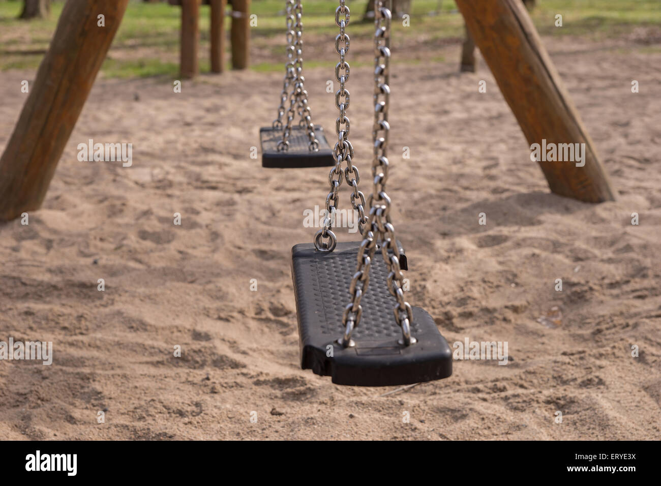 Swing vacía en una zona de recreo para niños Foto de stock