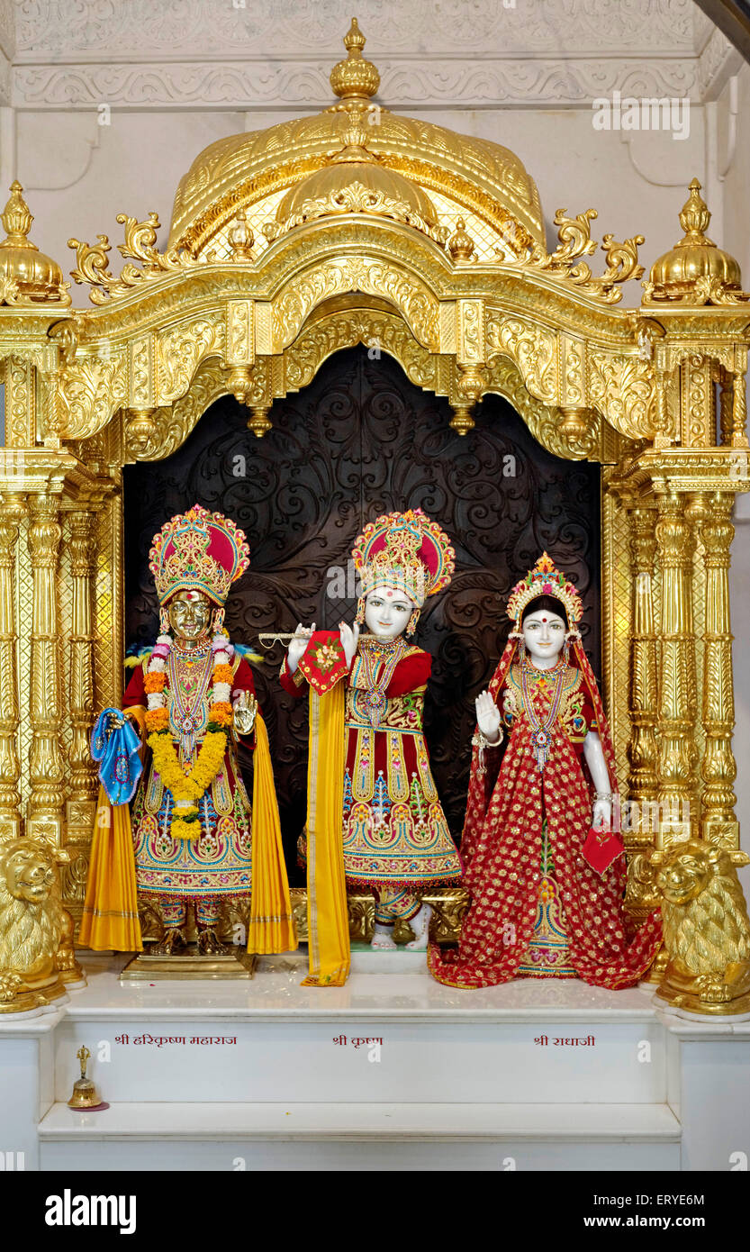 Estatua de Radha Krishna con Harikrishna Maharaja ; templo Swaminarayan PABS ; ; ; ; distrito Gondal Rajkot Saurashtra Foto de stock