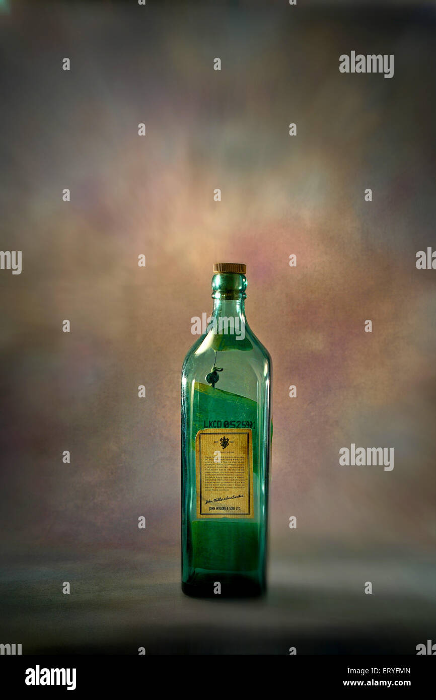 Antiguo vintage antiguo 1900s Johnnie Walker más antiguo Scotch whisky botella de vidrio detrás, Foto de stock